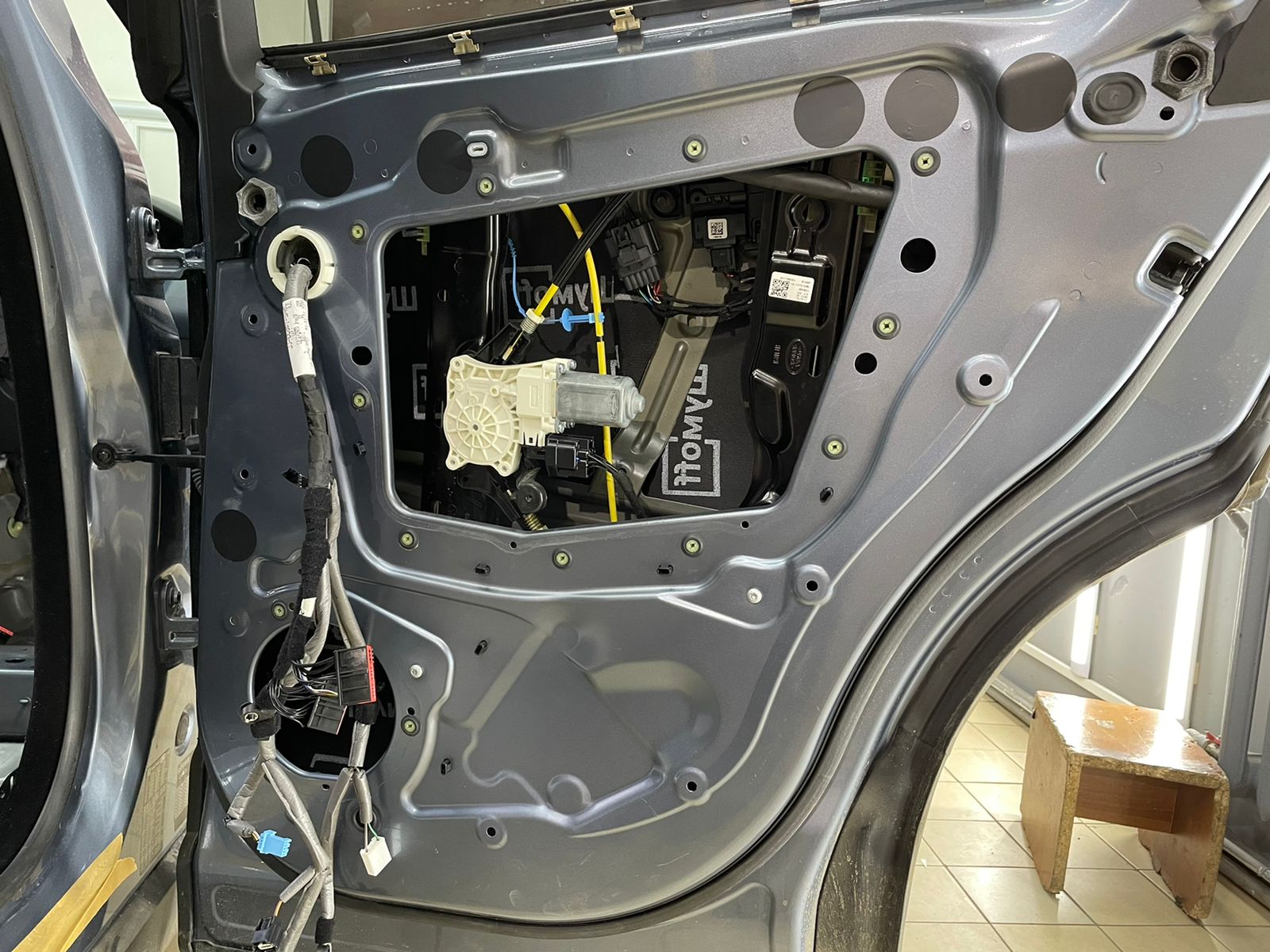 Двери 2 сл шумоизоляция Range Rover Velar шумо теплоизоляция2 фото